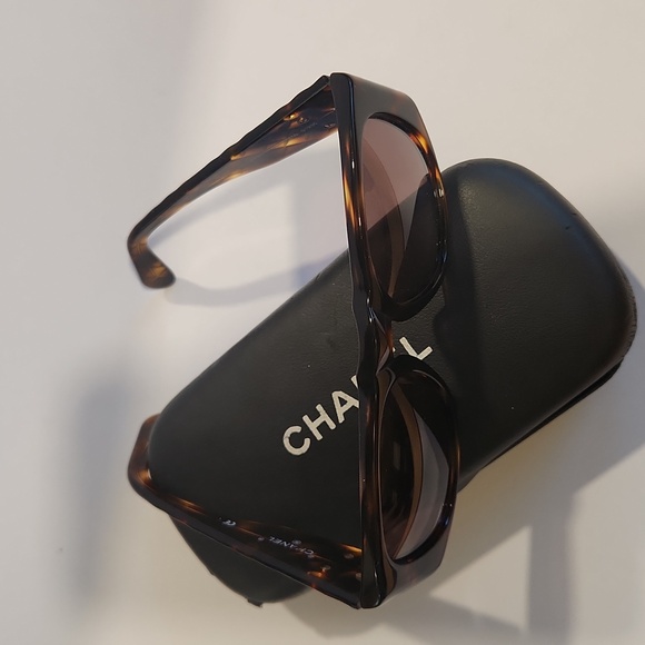 Chanel Tortoise Shell Gold CC Sunglasses w/Chanel Case - Picture 2 of 16